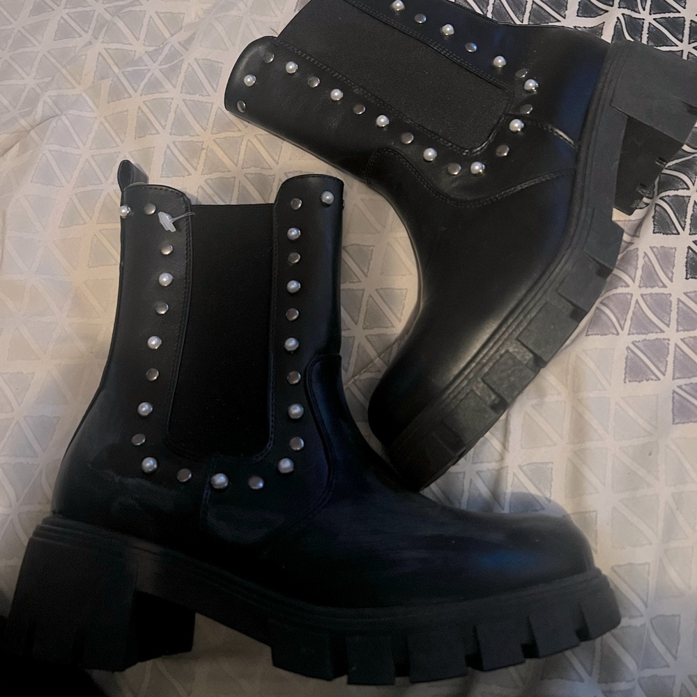 Brand new boots size 8